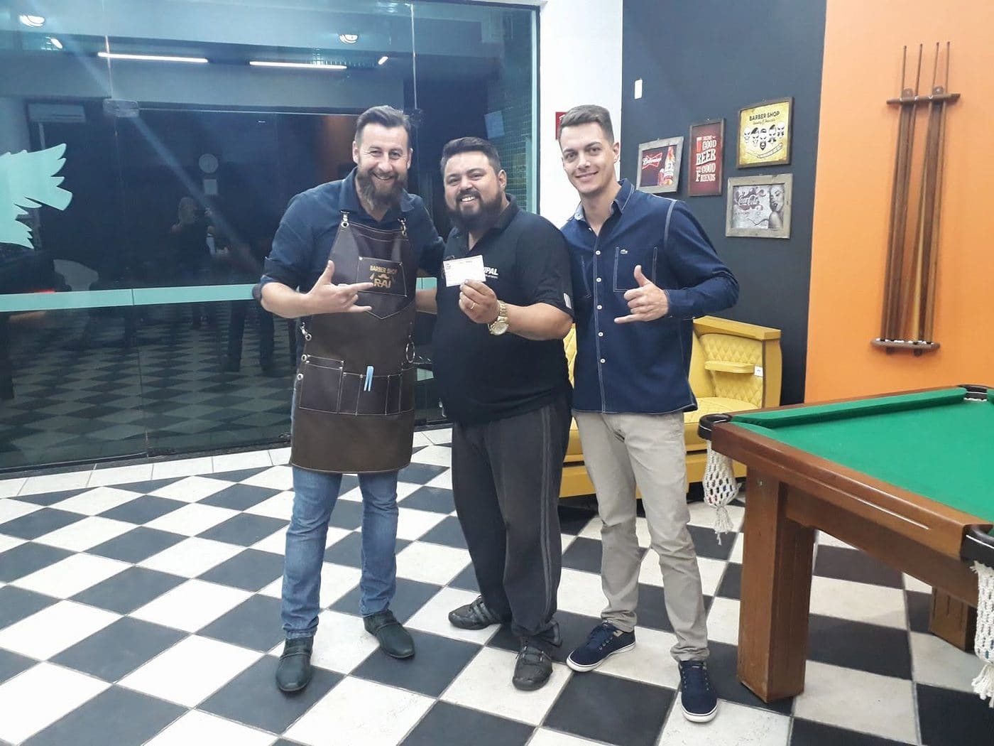 Salão da Barbearia Kist com mesa de sinuca e piso quadriculado