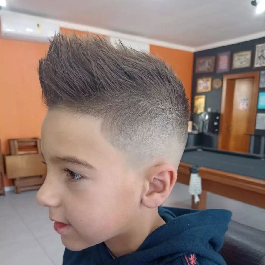 Corte infantil com topete e laterais baixas