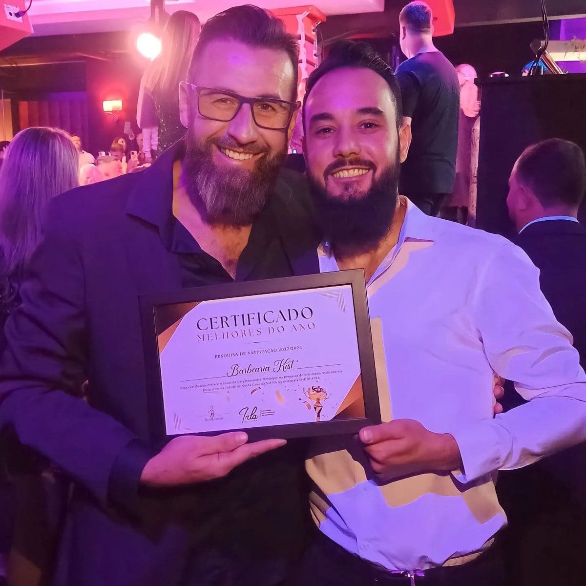 Equipe da Barbearia Kist com o certificado Melhores do Ano