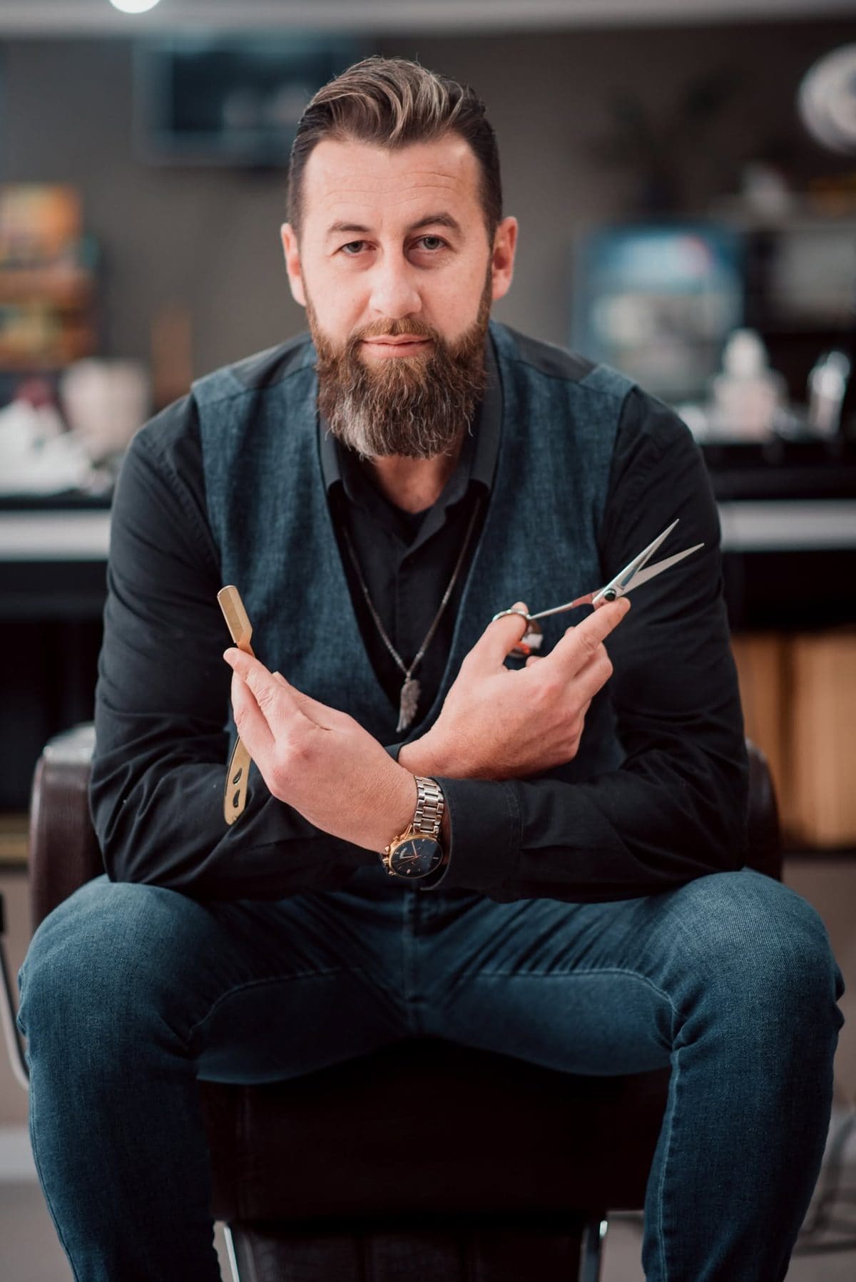 Valmor Inácio Kist, fundador da Barbearia Kist, com tesoura e navalha